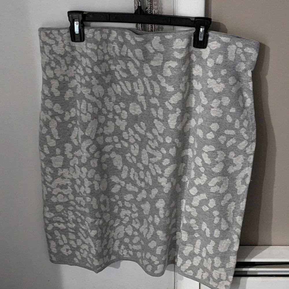 Isaac Mizrahi Live XL gray animal print pencil skirt NWT - Picture 3 of 3